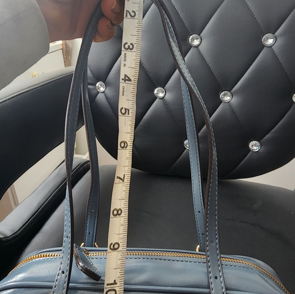 New GUESS Dark Denim SholderBag with gold keychain has two pockets inside - Picture 7 of 11